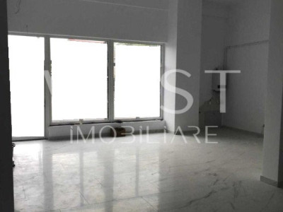 Spatiu comercial 90mp! 4,5m h! Trifazic! Parter! Vitrina! Pod Marasti!