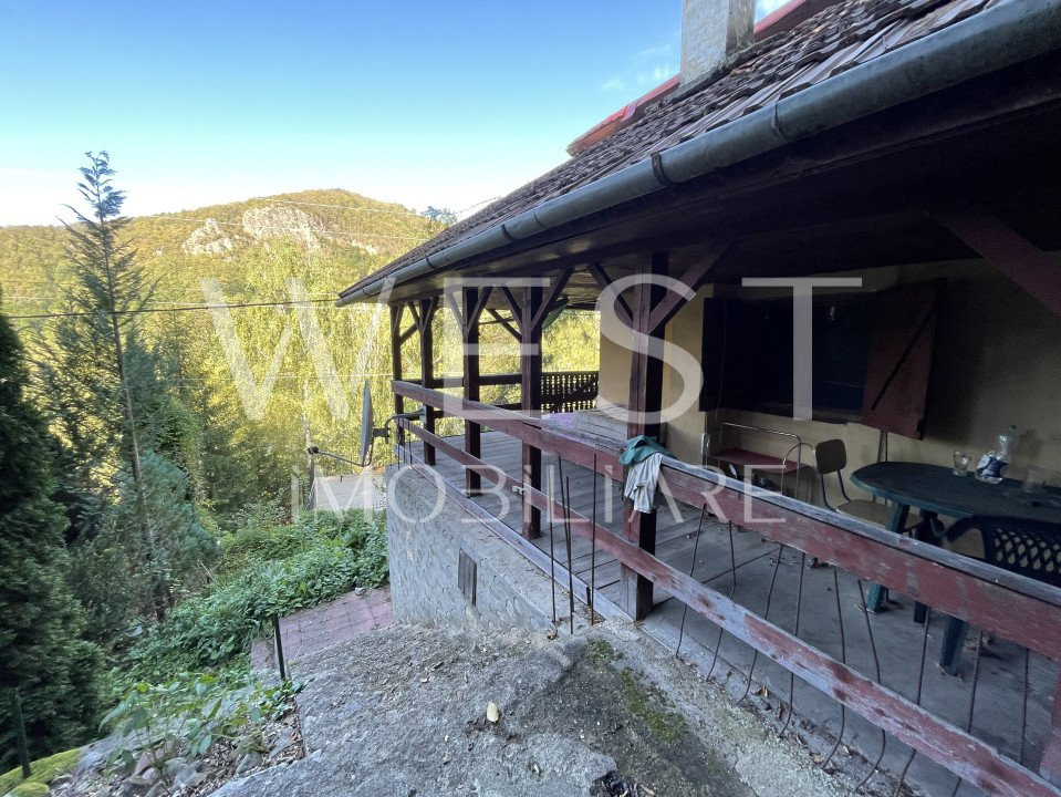 Cabana din lemn de 65mp cu teren de 631mp, la 2 min. de Lacul Tarnița!