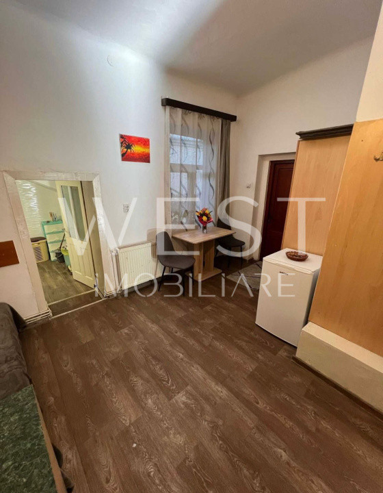 Apartament 2 camere, 53 mp, 2 intrări din curte, zona Magazinului Central