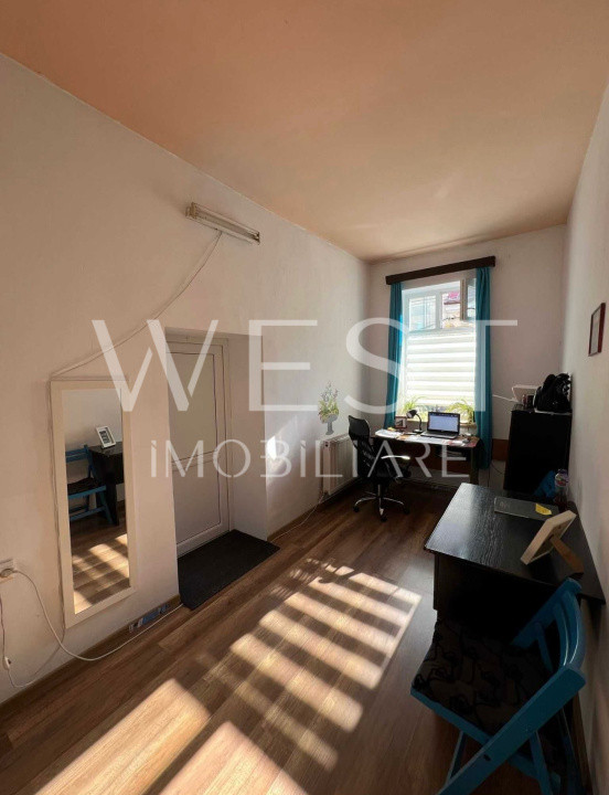 Apartament 2 camere, 53 mp, 2 intrări din curte, zona Magazinului Central