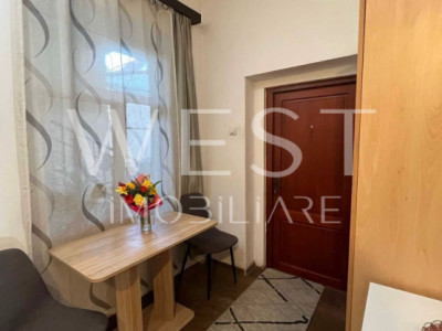 Apartament 2 camere, 53 mp, 2 intrări din curte, zona Magazinului Central