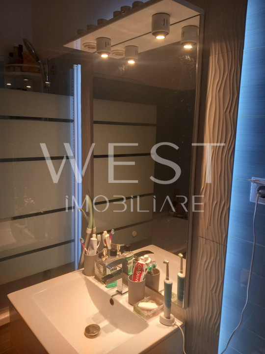 Apartament 3 camere, 66 mp,balcon spațios,etaj intermediar, zona Terra