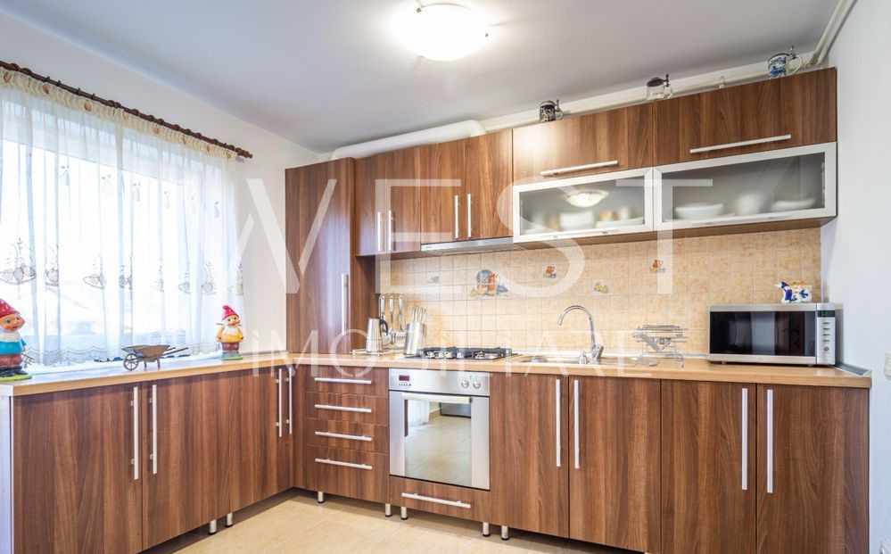 Apartament 3 camere 90mp, Anexa, 2 parcari si curte- Zona Florilor