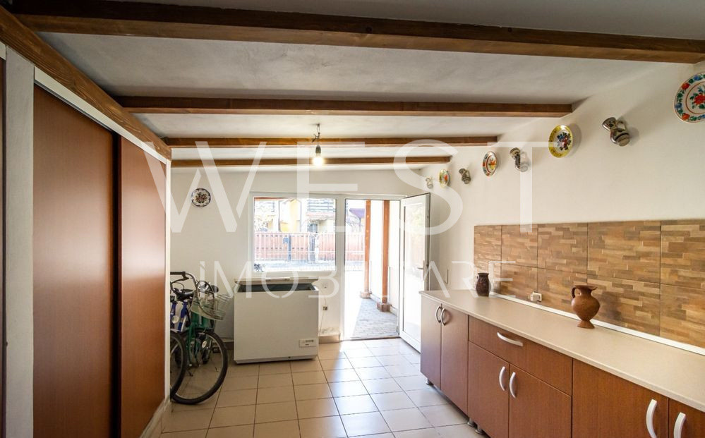 Apartament 3 camere 90mp, Anexa, 2 parcari si curte- Zona Florilor