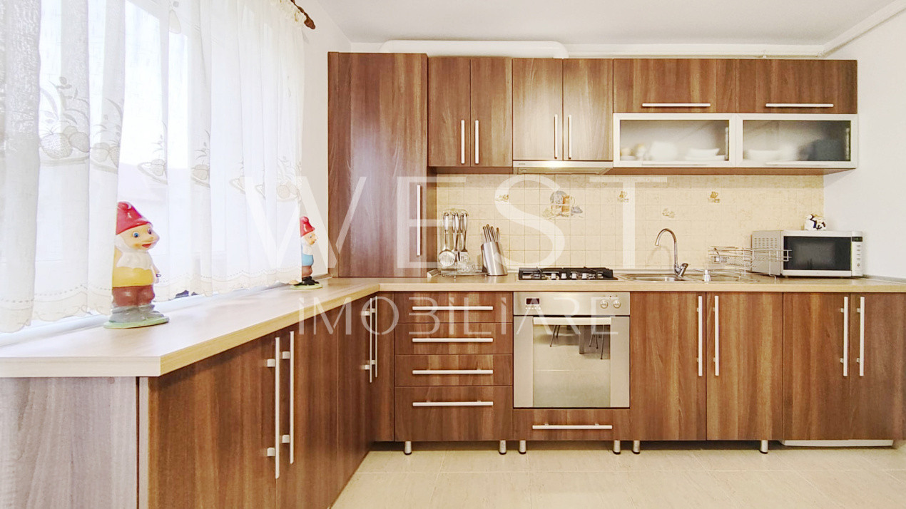 Apartament 3 camere 90mp, Anexa, 2 parcari si curte- Zona Florilor