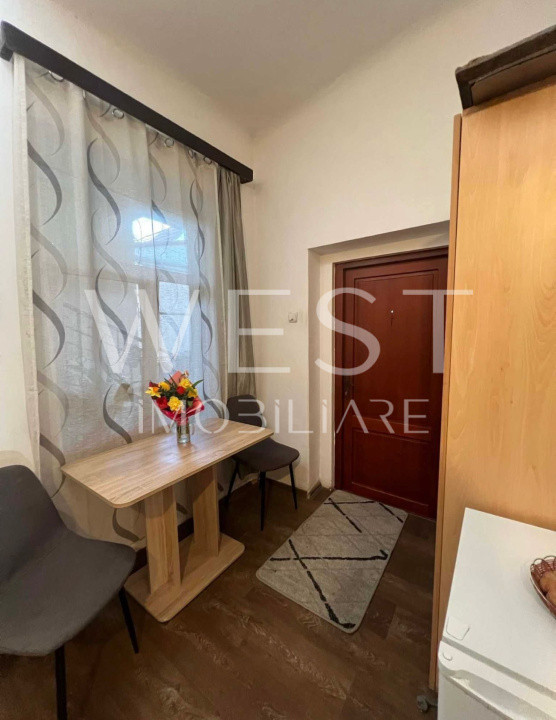 Apartament 2 camere, 53 mp, 2 intrări din curte, zona Magazinului Central