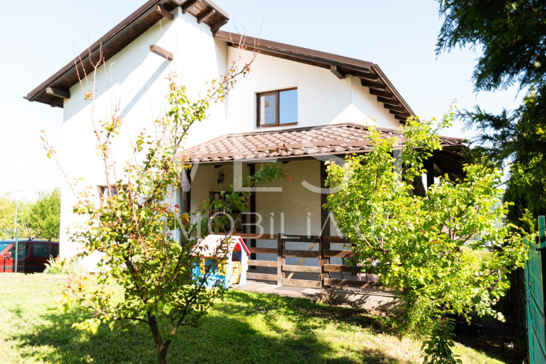 Casa individuală, 5 camere, garaj, 445 mp teren, zona Vivo