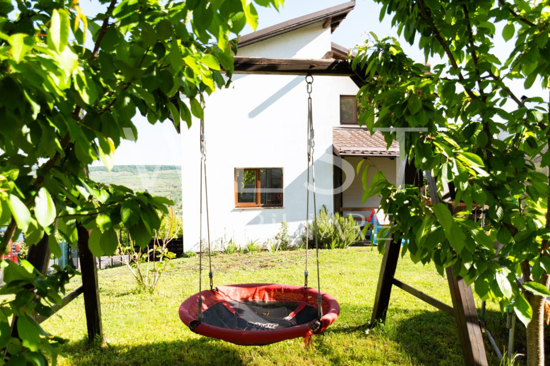 Casa individuală, 5 camere, garaj, 445 mp teren, zona Vivo