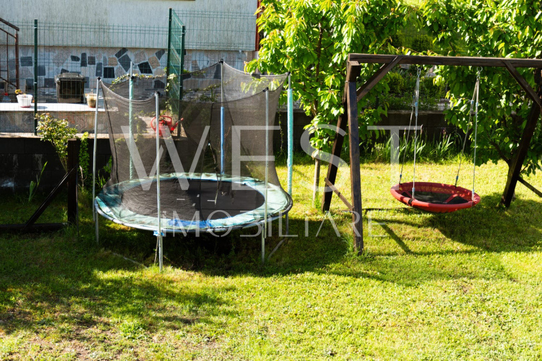 Casa individuală, 5 camere, garaj, 445 mp teren, zona Vivo