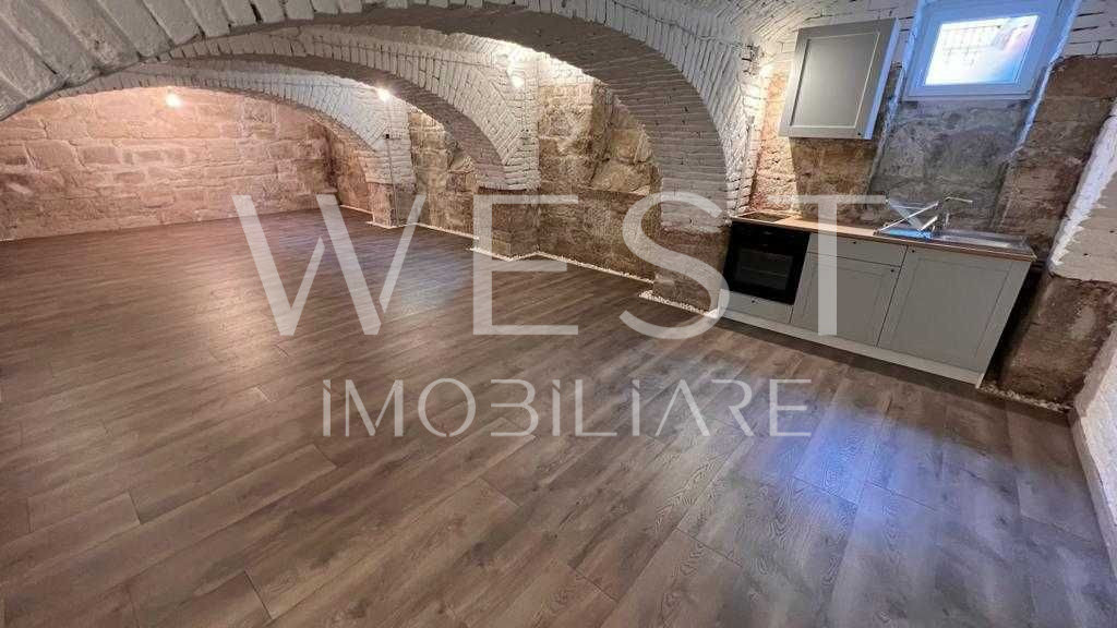 Spatiu FINISAT,90mp open-space:Birouri! N.Balcescu/Piata M.Viteazu!