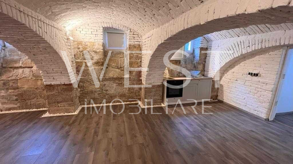 Spatiu FINISAT,90mp open-space:Birouri! N.Balcescu/Piata M.Viteazu!