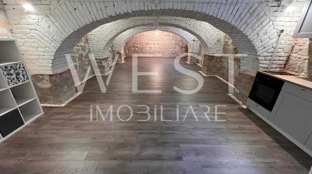 Spatiu FINISAT,90mp open-space:Birouri! N.Balcescu/Piata M.Viteazu!