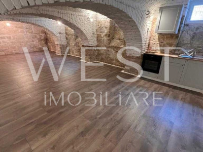 Spatiu FINISAT,90mp open-space:Birouri! N.Balcescu/Piata M.Viteazu!