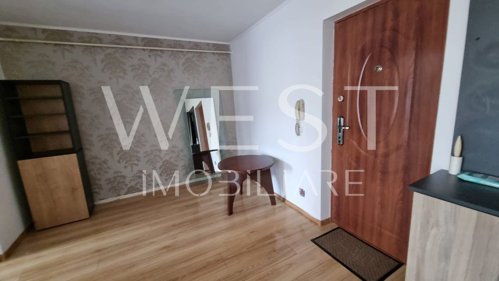 Apartament 40mp! Etaj Intermediar! Parcare! Curte privata! Zona Terra!