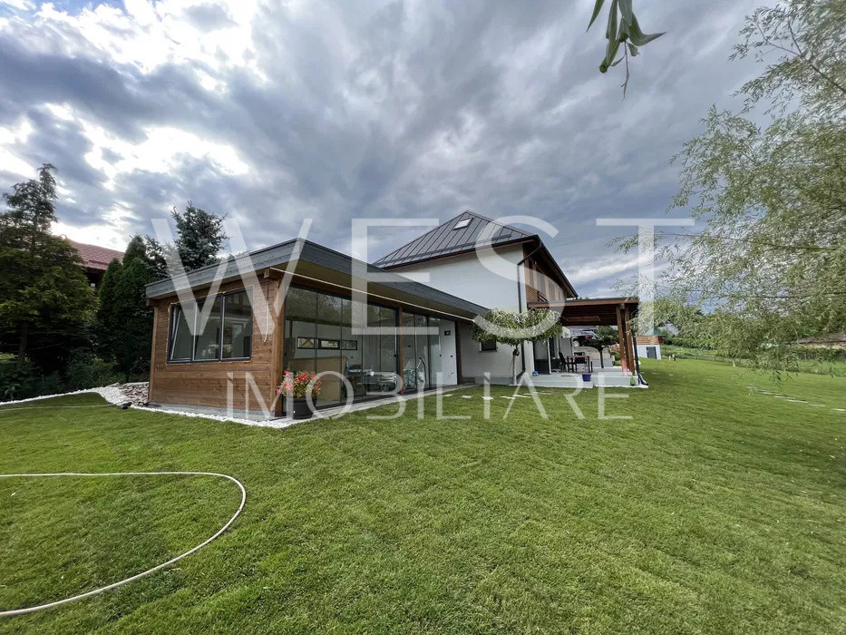 Vila moderna cu piscina pe lac l la cheie l 2530 mp teren l Geaca-CLuj