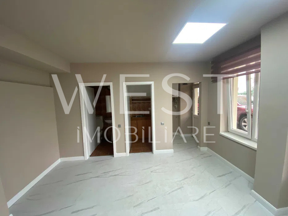 Spatiu birou l 3 incaperi l renovat l parcare l curte l Centru