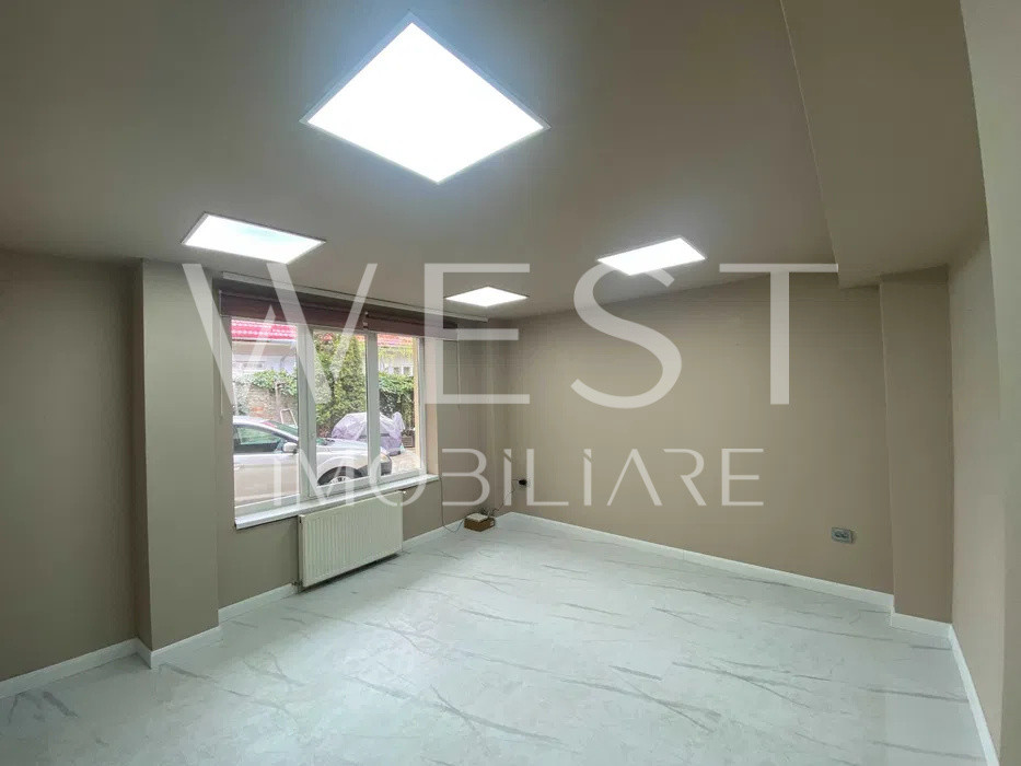 Spatiu birou l 3 incaperi l renovat l parcare l curte l Centru