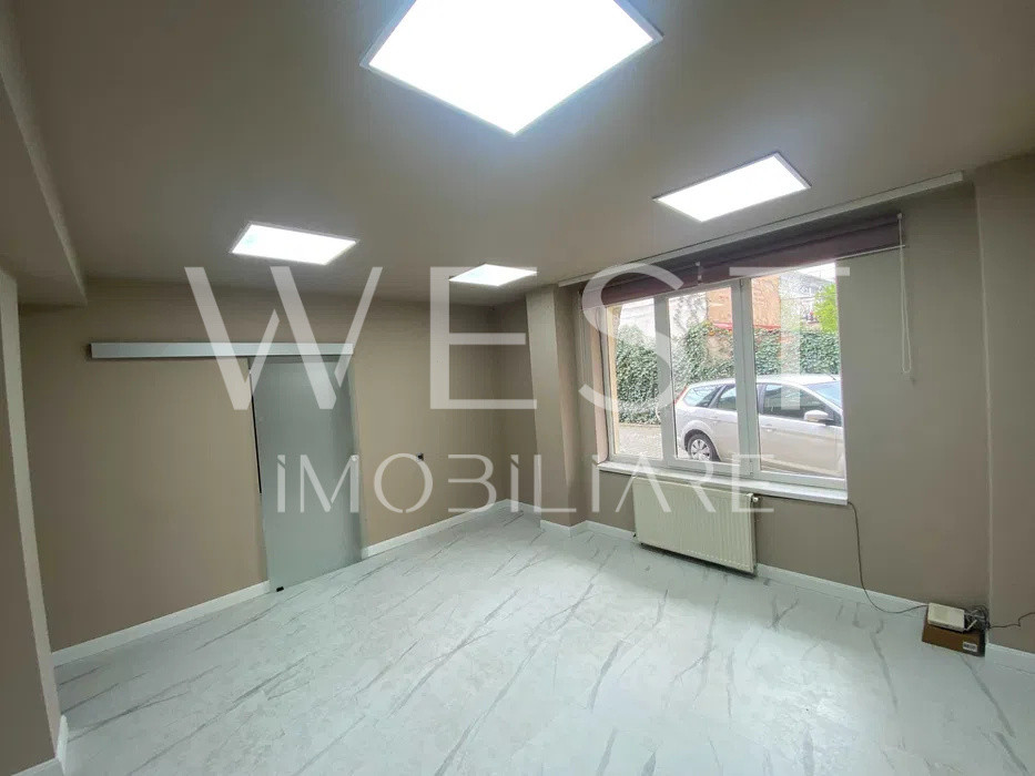 Spatiu birou l 3 incaperi l renovat l parcare l curte l Centru