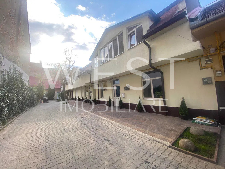 Spatiu birou l 3 incaperi l renovat l parcare l curte l Centru