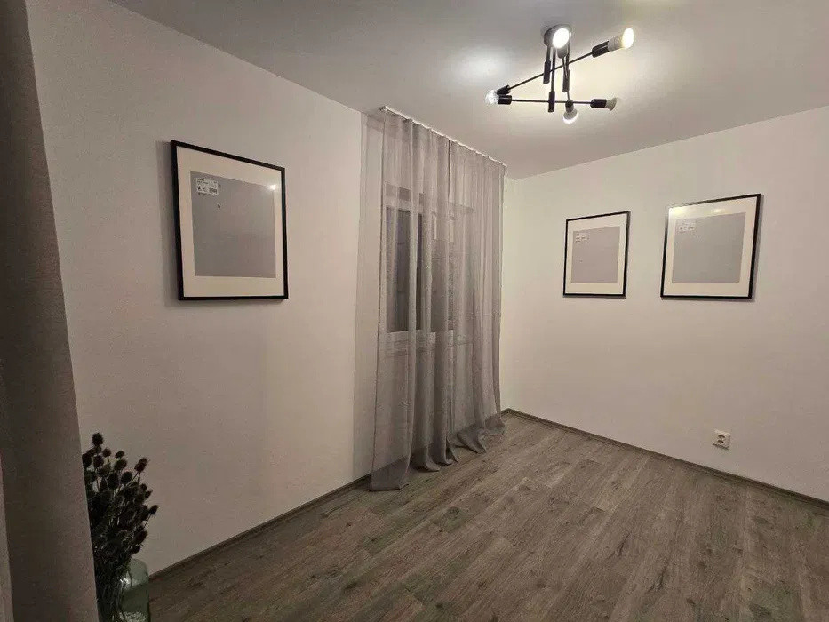 Apartament/birou 4 camere l 77 mp utili l 2 intrari l curte l VIVO 