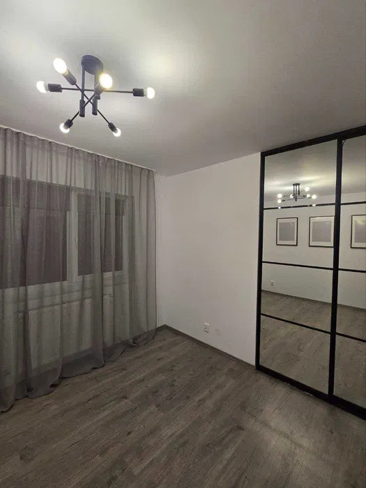 Apartament/birou 4 camere l 77 mp utili l 2 intrari l curte l VIVO 