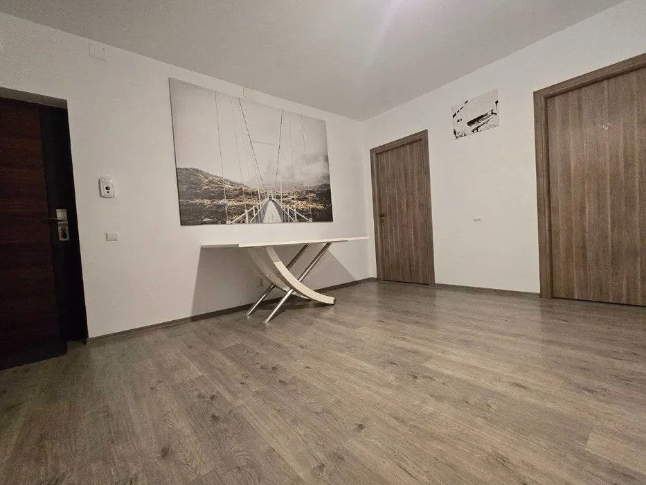 Apartament/birou 4 camere l 77 mp utili l 2 intrari l curte l VIVO 