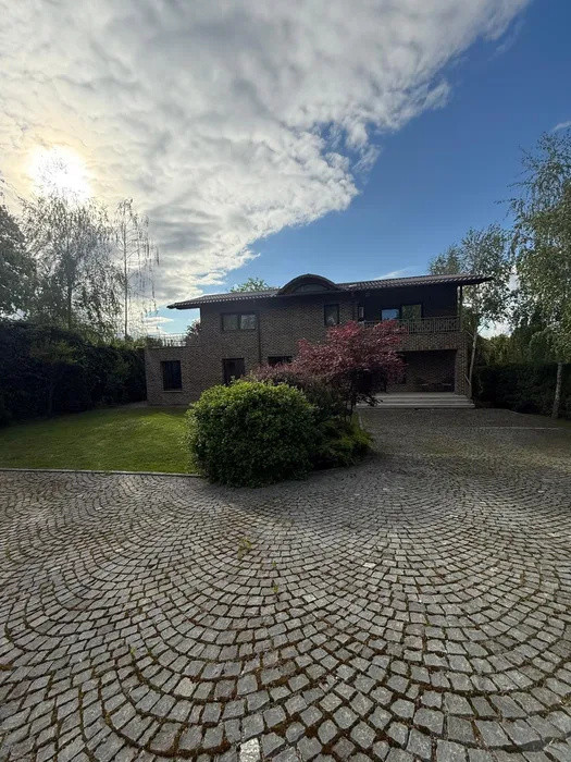 Casa individuala l 310 mp utili l 900 mp teren l garaj l Faget