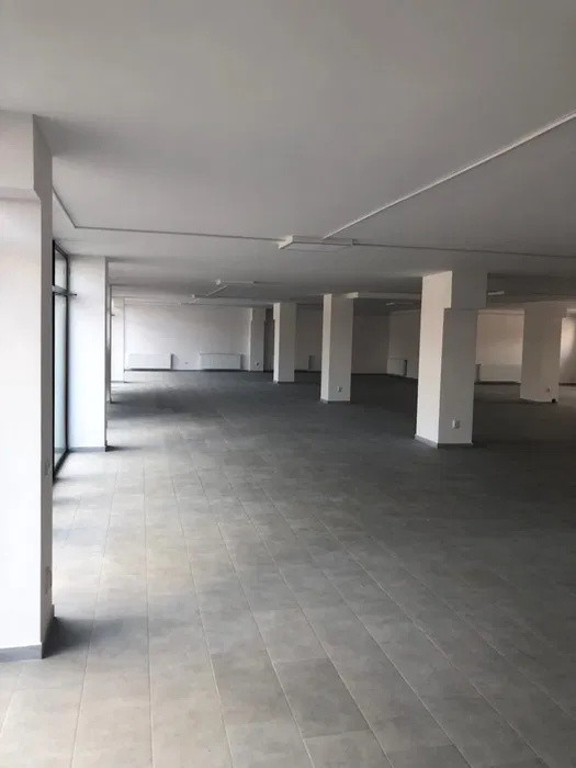 Spatiu comercial l 612 mp utili l 10 parcari l vitrina l vad comercial