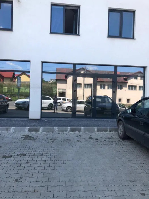 Spatiu comercial l 612 mp utili l 10 parcari l vitrina l vad comercial