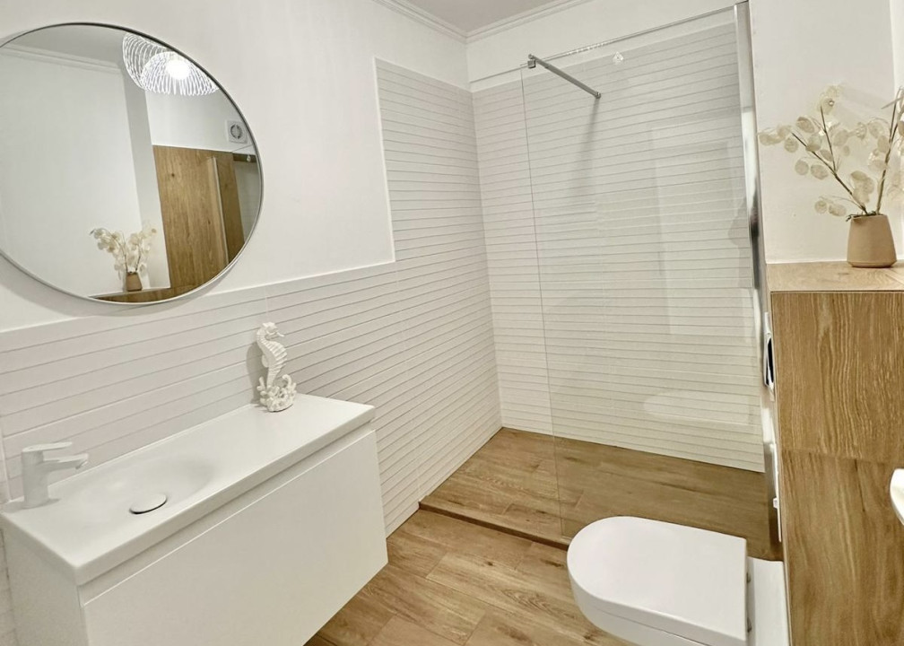 Apartament cu 2 camere, ULTRAFINISAT! Balcon! Parcare! Zona Terra!
