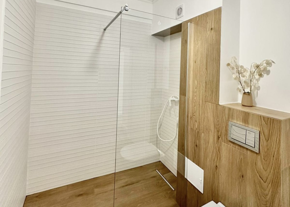 Apartament cu 2 camere, ULTRAFINISAT! Balcon! Parcare! Zona Terra!