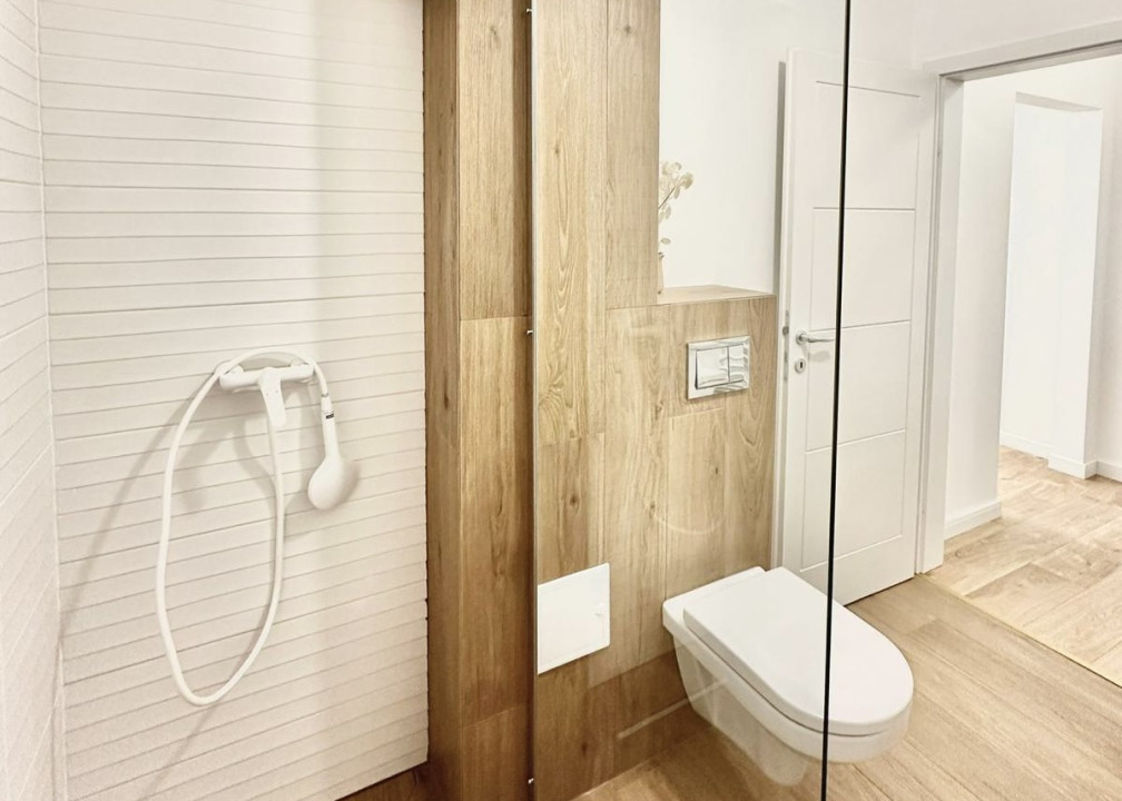 Apartament cu 2 camere, ULTRAFINISAT! Balcon! Parcare! Zona Terra!