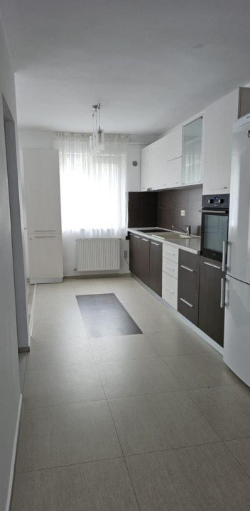 Vand apartament 3 camere | Zona Florilor Floresti