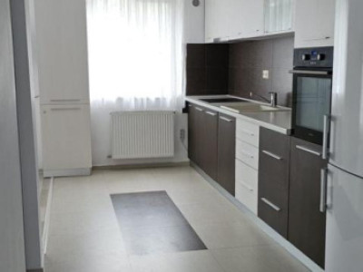 Vand apartament 3 camere | Zona Florilor Floresti