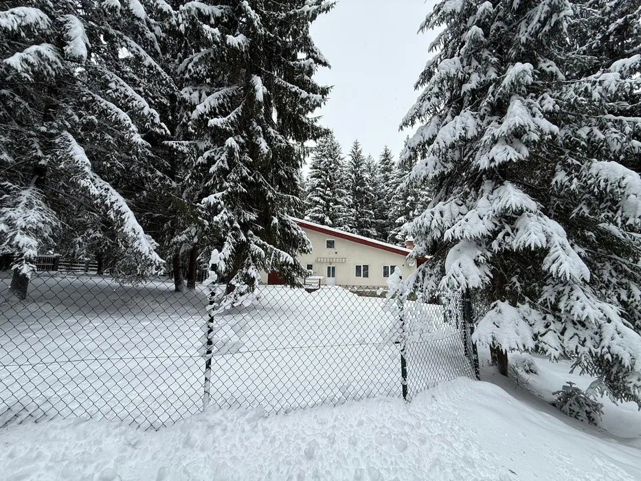Casa de vacanta l la cheie l 2000 mp teren intravilan l Calatele Padure