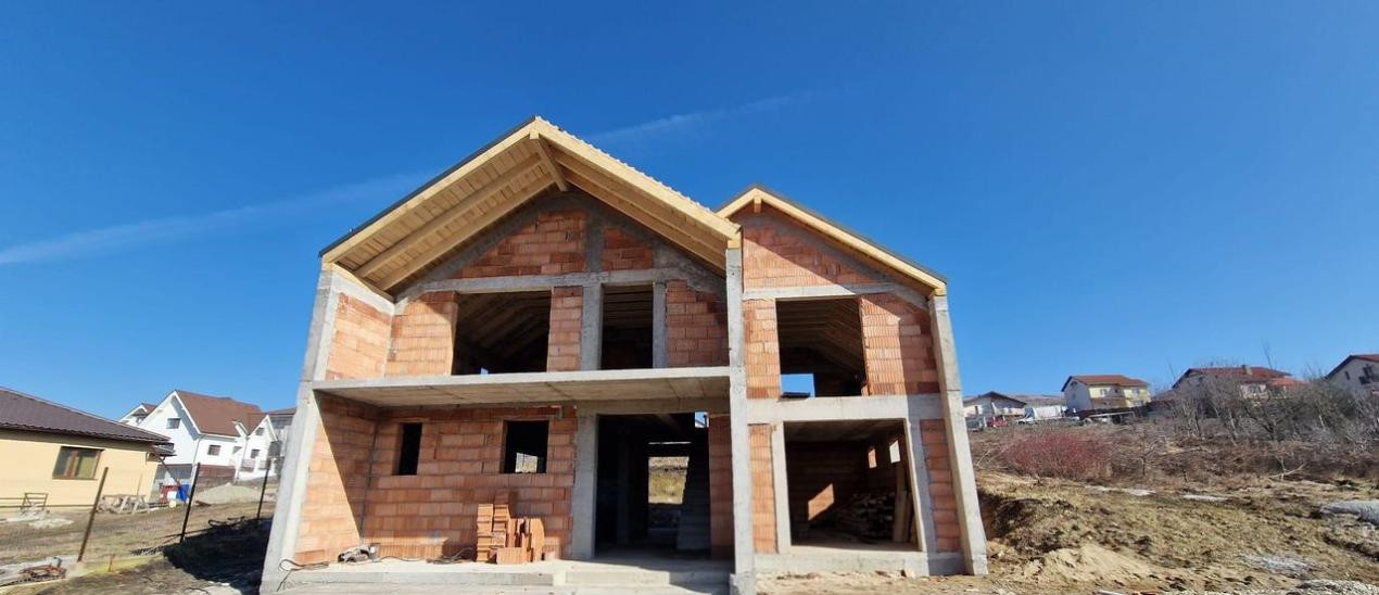 Casa moderna semifinisata, 183m2(+17m2 balcoane) si teren 786m2.