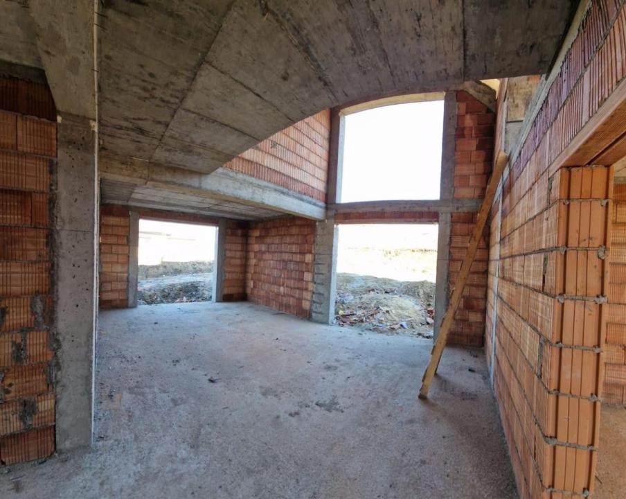 Casa moderna semifinisata, 183m2(+17m2 balcoane) si teren 786m2.