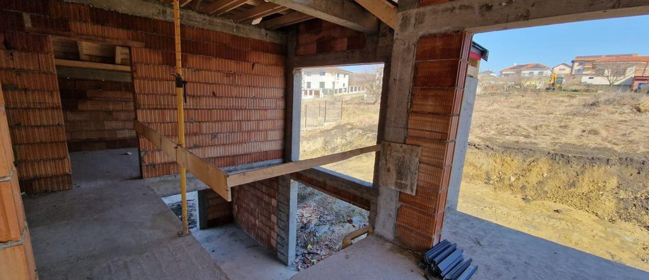 Casa moderna semifinisata, 183m2(+17m2 balcoane) si teren 786m2.