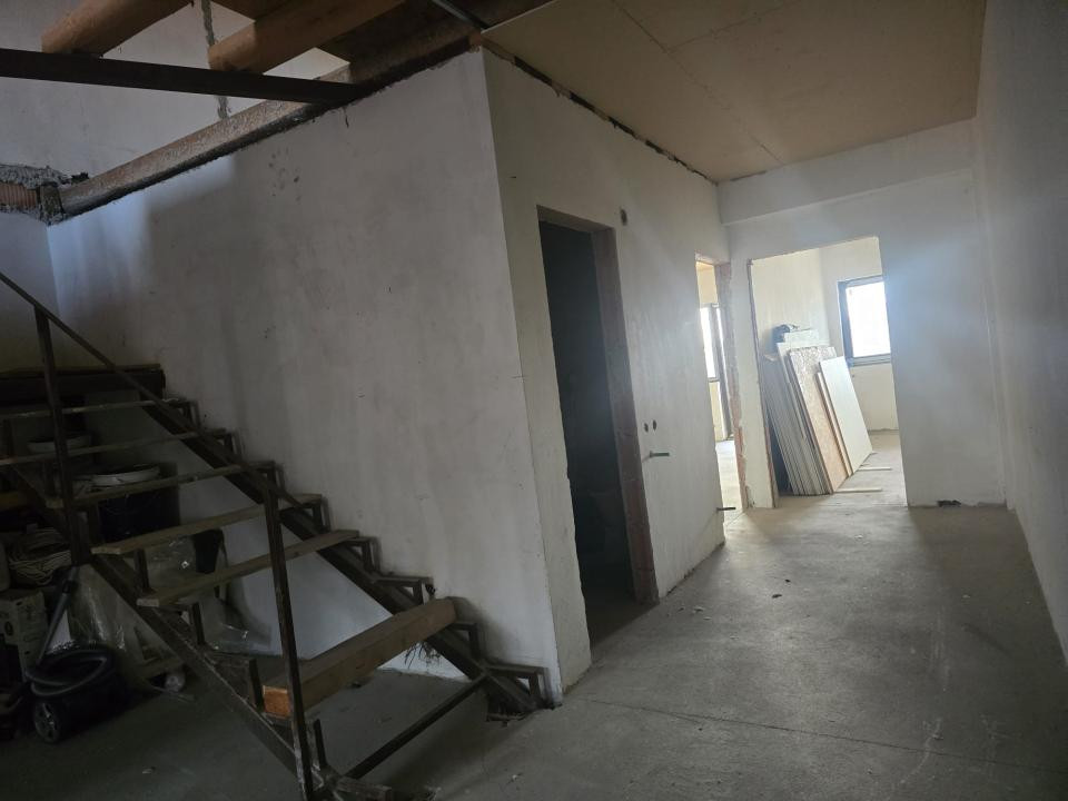 Apartament 6 camere l Su 165 mp l Semifinisat l Parcare l Stejarului