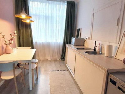 Apartament la casă cu intrare separată și cotă de teren – Zonă centrală