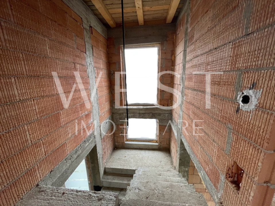 Casa individuală cu 4 camere, 118mp! Teren 440mp! Semifinisata! Dezmir