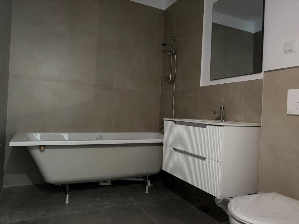 Apartament spatios l 2 Camere l Parcare l Bloc nou l Eroilor 