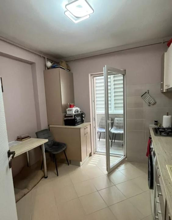 Apartament 2 camere decomandat, parcare inclusă, zonă centrală – Str. Eroilor