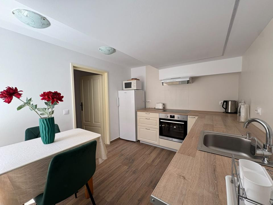 Apartament ULTRACENTRAL 3 camere | 2 dormitoare | 2 bai | balcon + curte comuna