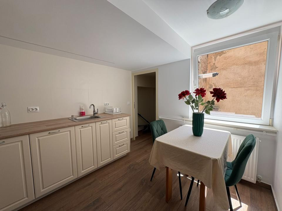 Apartament ULTRACENTRAL 3 camere | 2 dormitoare | 2 bai | balcon + curte comuna