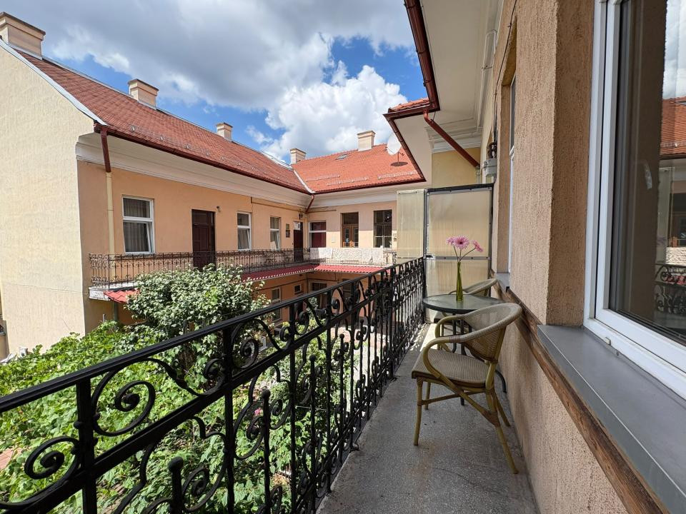 Apartament ULTRACENTRAL 3 camere | 2 dormitoare | 2 bai | balcon + curte comuna