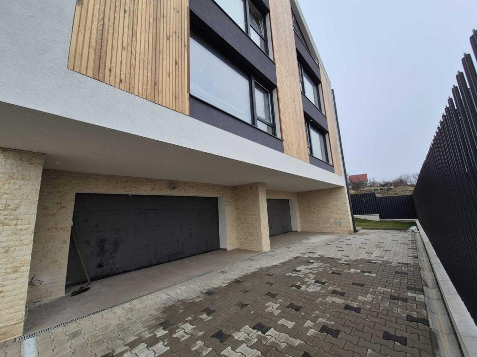 Casa tip Duplex semifinisat lSu 240mp lDambul Rotund                  