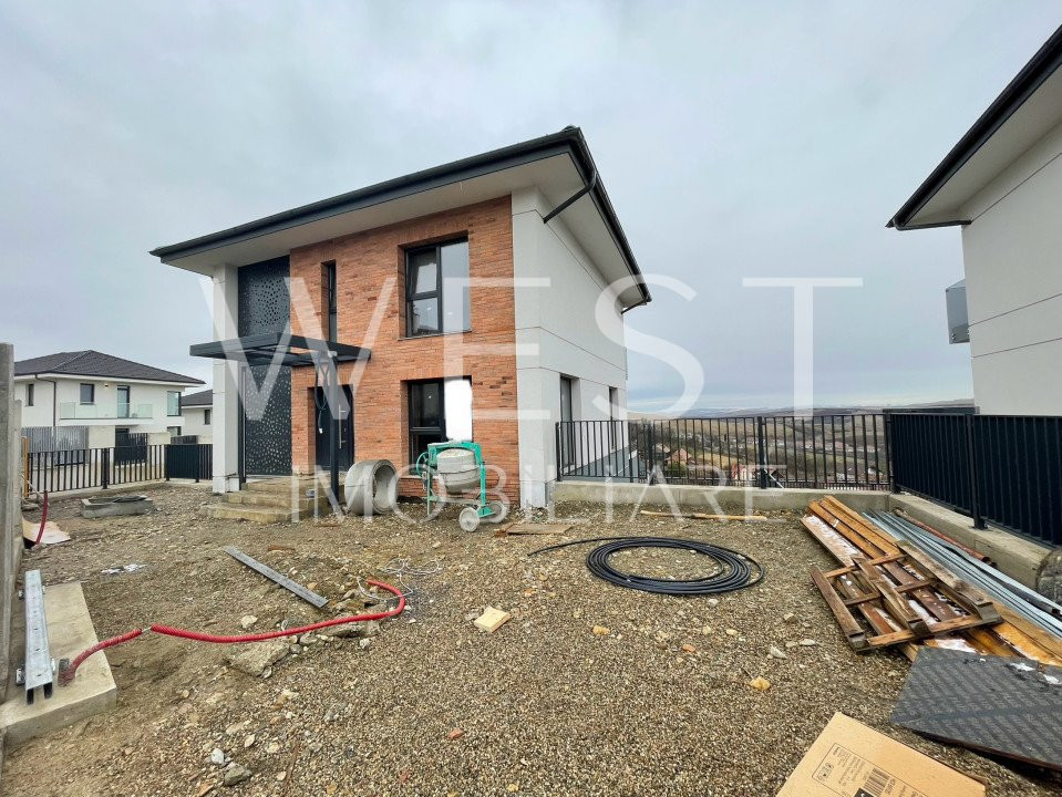 Casa individuală D+P+E/206mp! Teren 467mp! 2 parcari! Loc. Dezmir!
