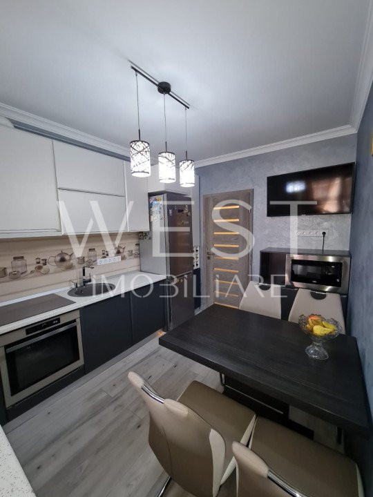 Apartament cu 3 camere/68mp! Balcon 7mp! Parcare! Str. Stejarului!