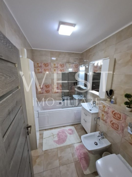 Apartament cu 3 camere/68mp! Balcon 7mp! Parcare! Str. Stejarului!